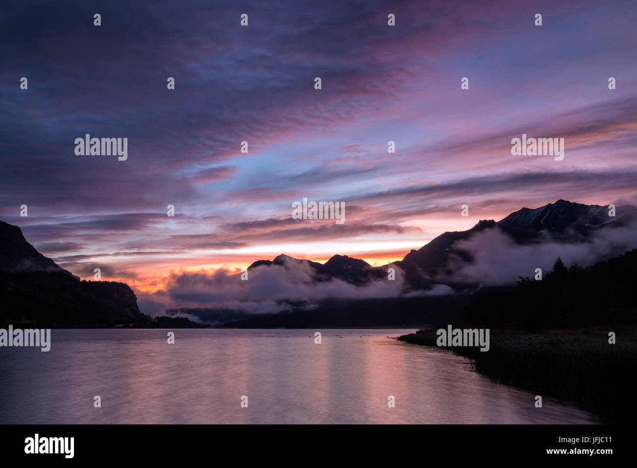 Colorido amanecer en el lago de Sils, Maloja Engadine Cantón de Graubunden Suiza Europa Foto de stock