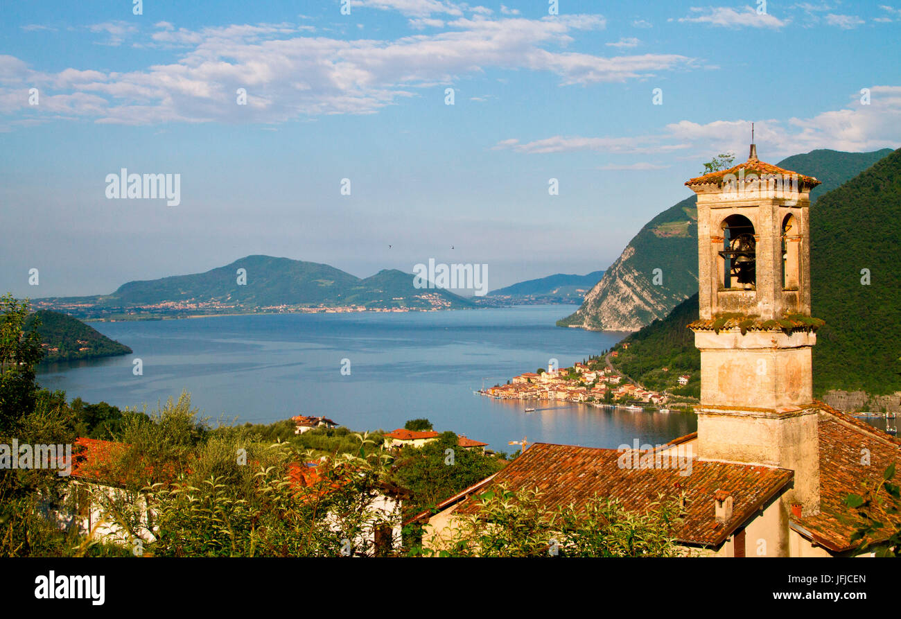 Europa, Italia, Lombardía, lago de Iseo en Lombardía con el campanario en el lado sur del lago Foto de stock