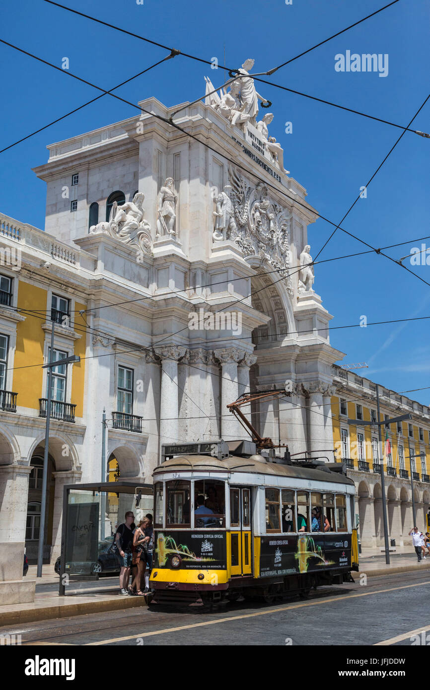 Un típico el tranvía pasa por la histórica plaza Praca do Comercio cerca del río Tajo Lisbon Estremadura Portugal Europa Foto de stock