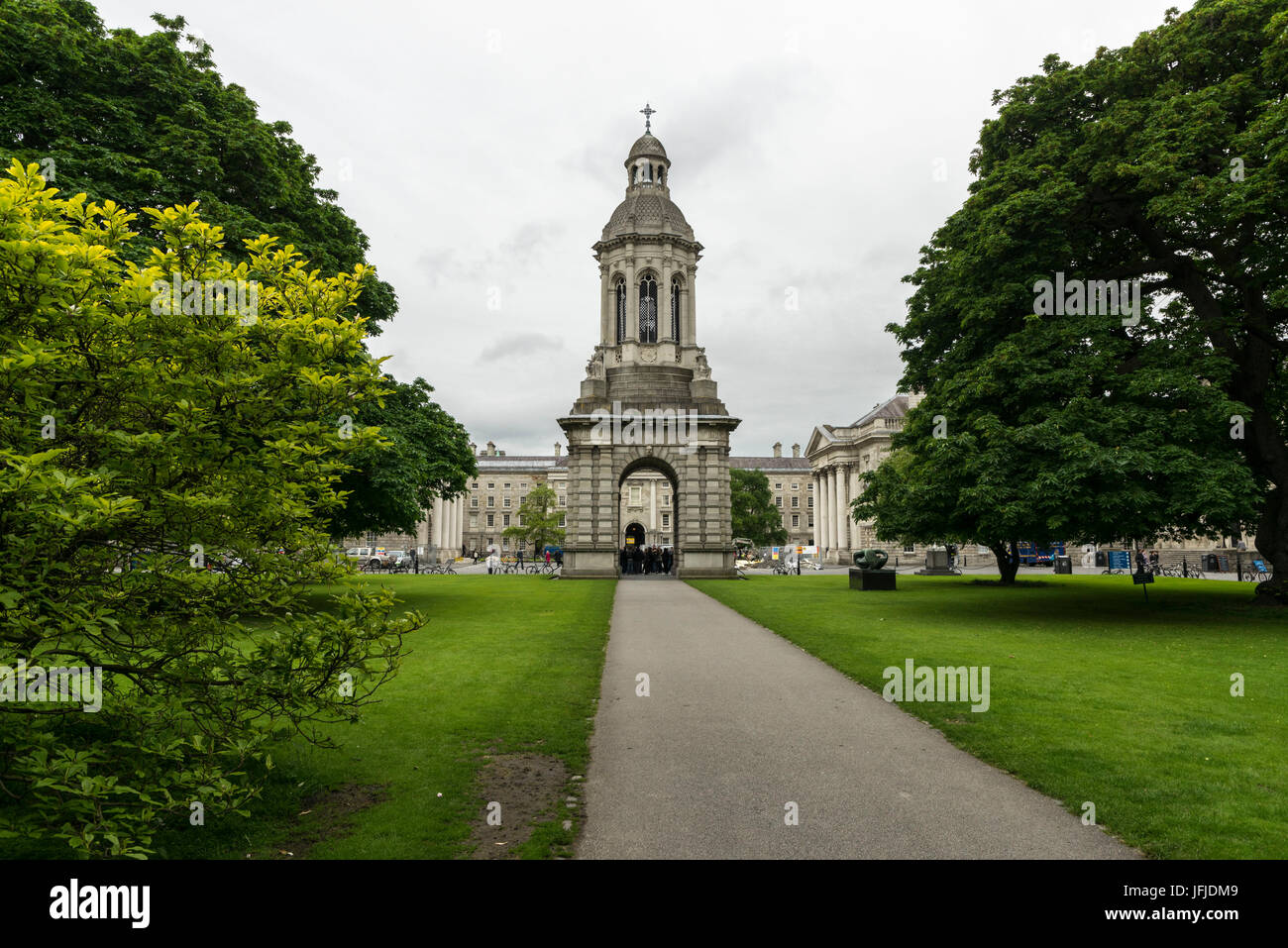 El campanile y jardín de Trinity College en Parliament Square, Dublín, Leinster, Irlanda, Europa Foto de stock