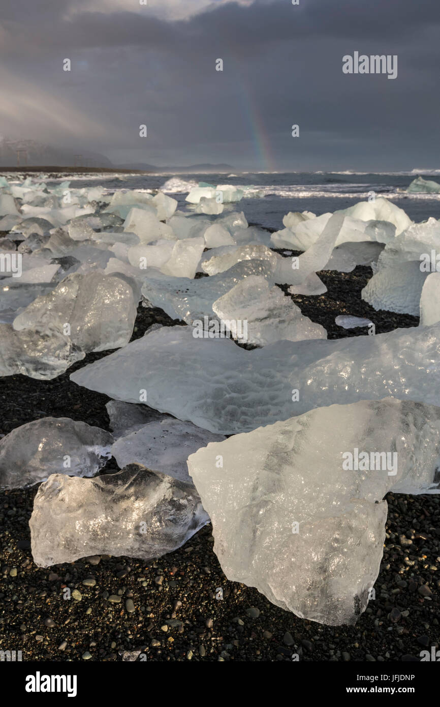 Bloques de hielo en la playa de arena negra en la Laguna glaciar Jokulsarlon, Islandia, Europa oriental Foto de stock