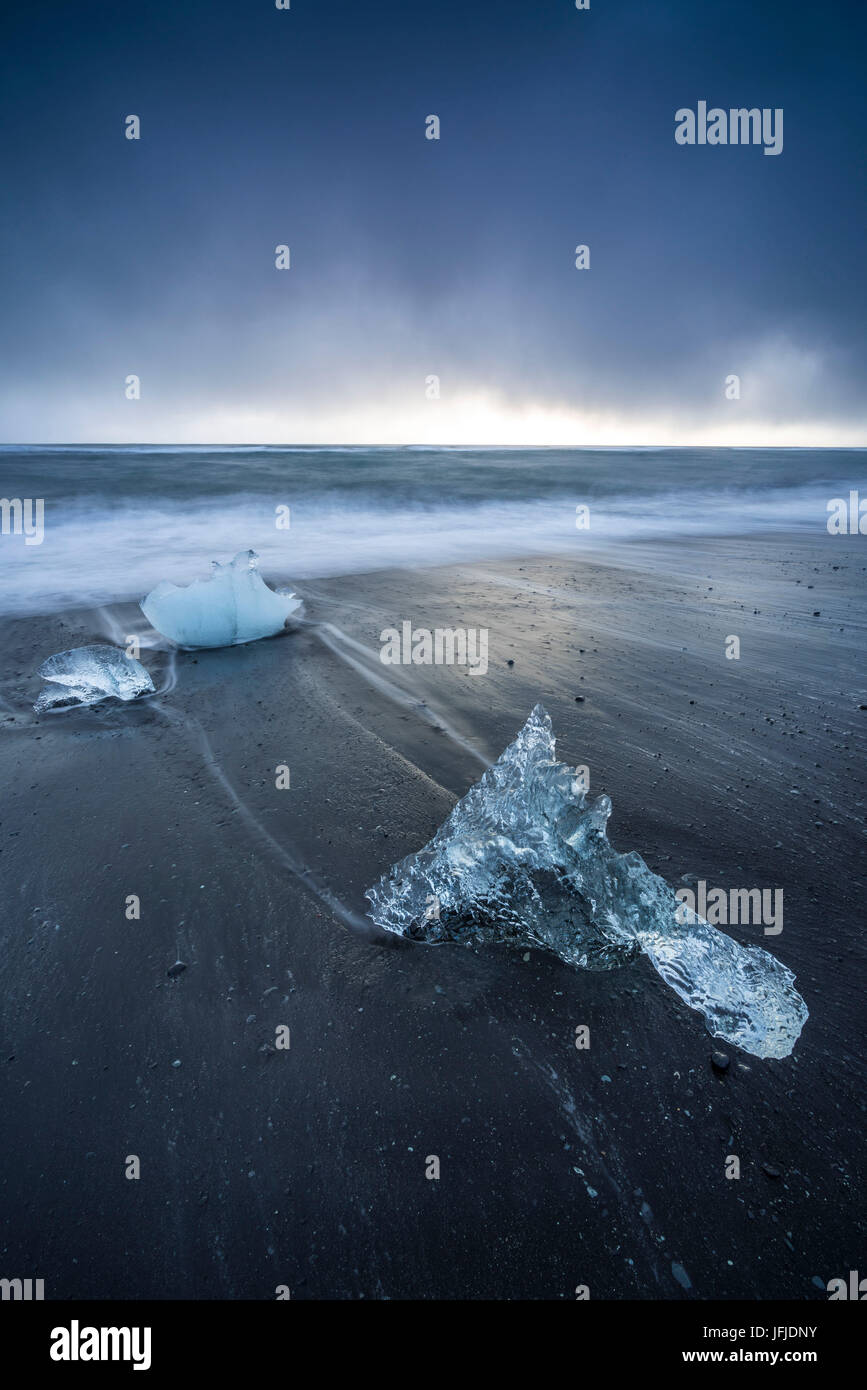 Bloques de hielo en la playa de arena negra en la Laguna glaciar Jokulsarlon, Islandia, Europa oriental Foto de stock