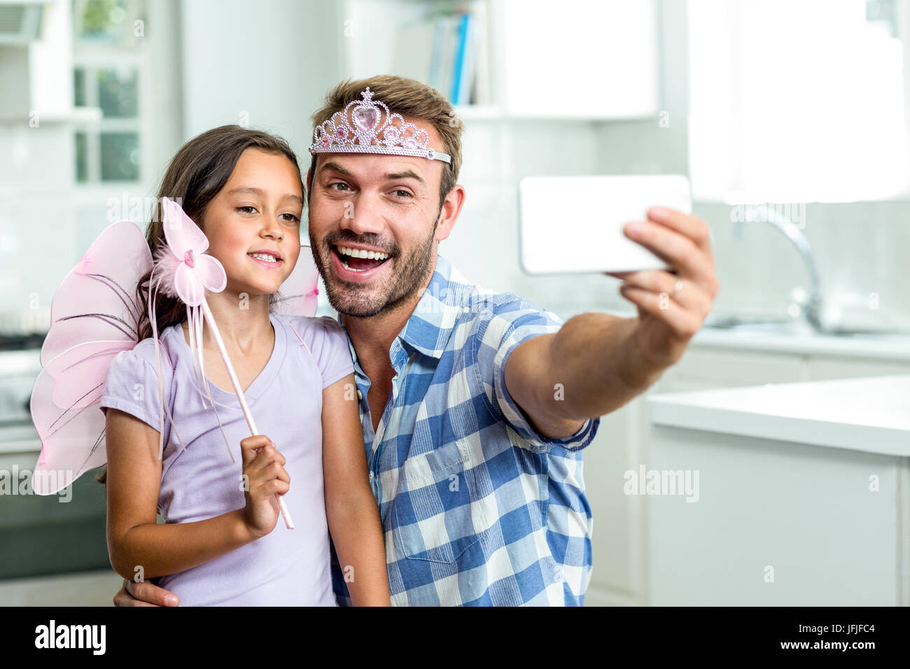 Padre Teniendo Selfie Con La Hija De Angel Disfraz Fotografía De Stock Alamy
