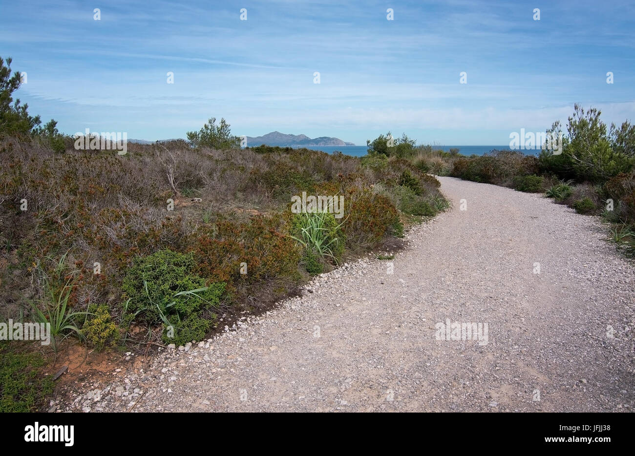 Camino de ripio hacia el mar en el norte de Mallorca, Islas Baleares, España. Foto de stock