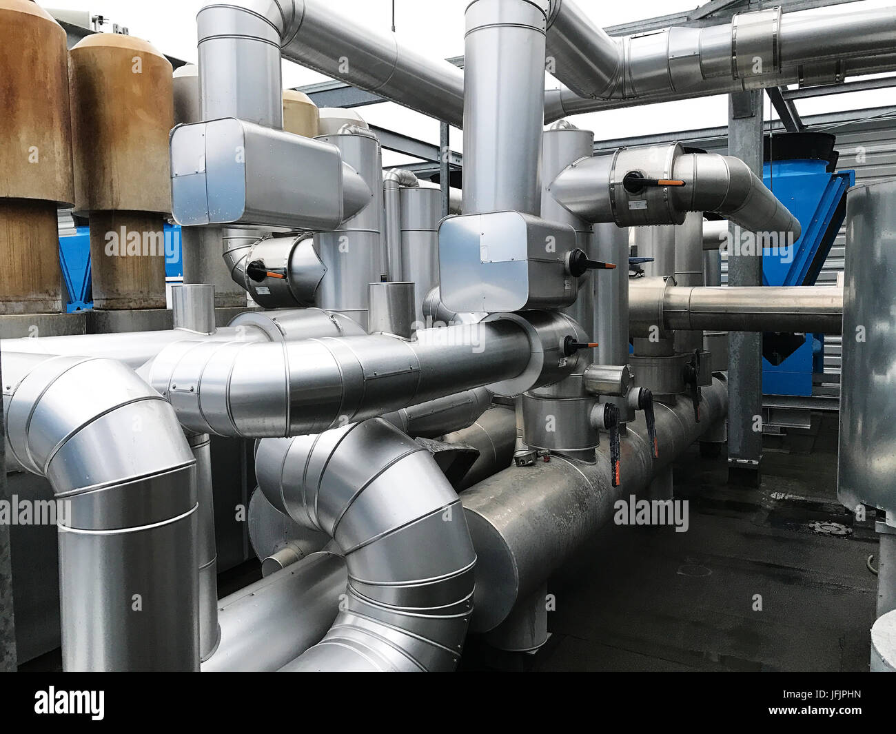 Sistema de refrigeración y bombas de calor con canalización de aire  acondicionado Fotografía de stock - Alamy