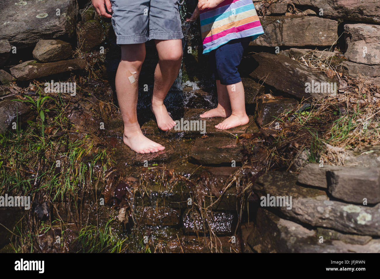 Los niños juegan descalzos en una zona rural Foto de stock