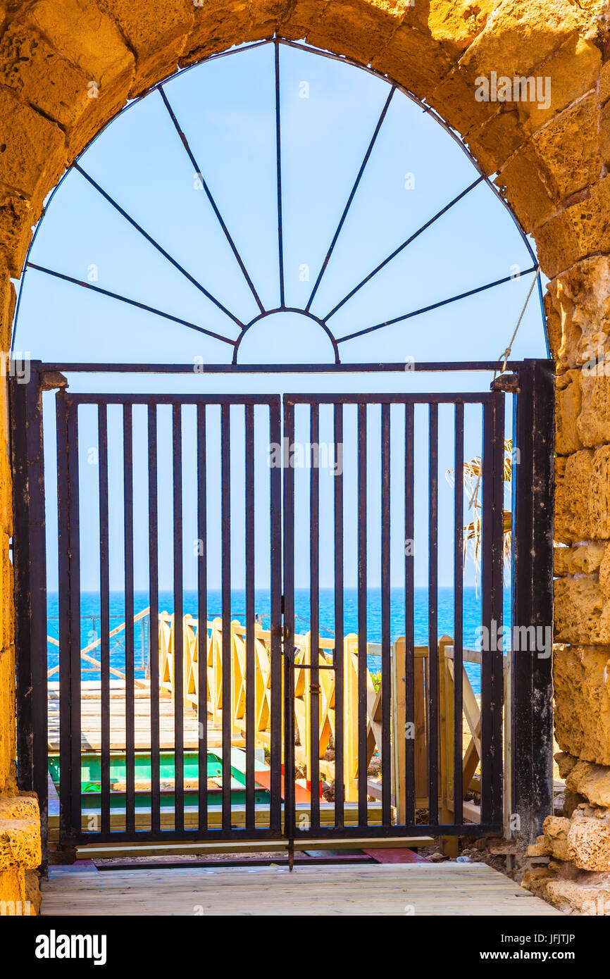 Puertas de arco de metal fotografías e imágenes de alta resolución - Alamy