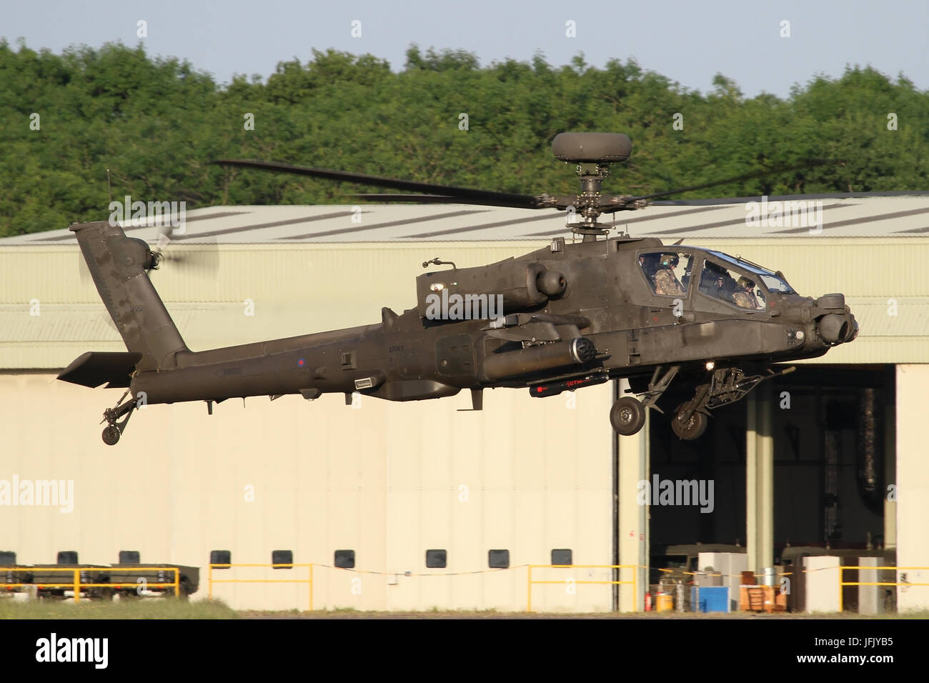 Army Air Corps Apache AH1's durante las operaciones en el aeródromo de Wattisham en Suffolk. Foto de stock