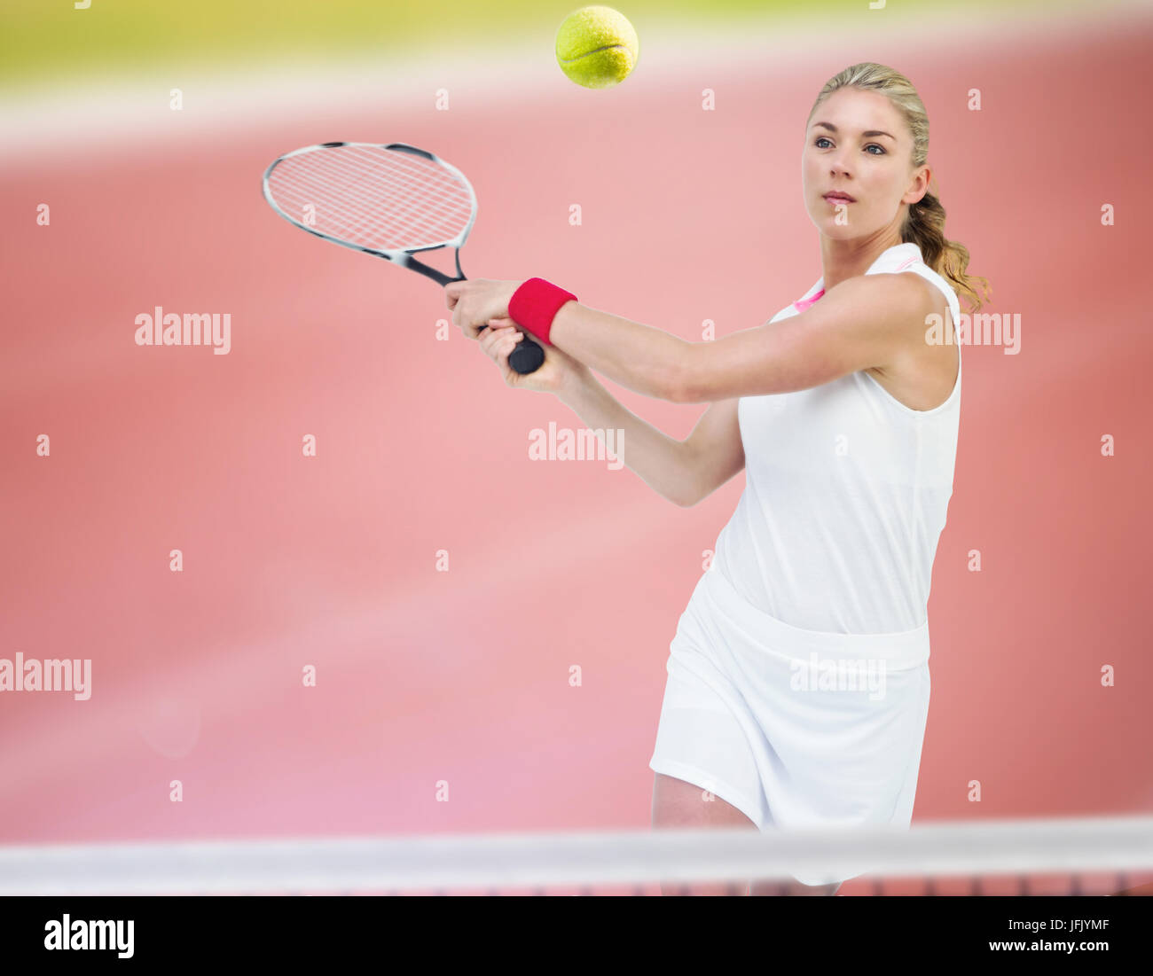 Atleta jugando con una raqueta de tenis en contra de centrarse en la pista en un día soleado Foto de stock