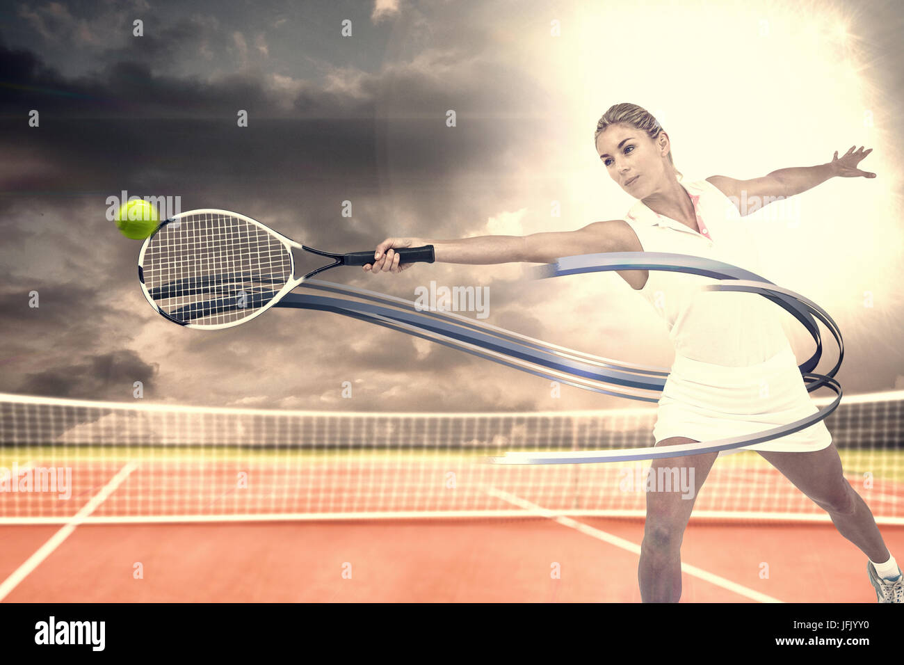 Atleta jugando a tenis con una raqueta de tenis contra contra el cielo oscuro Foto de stock