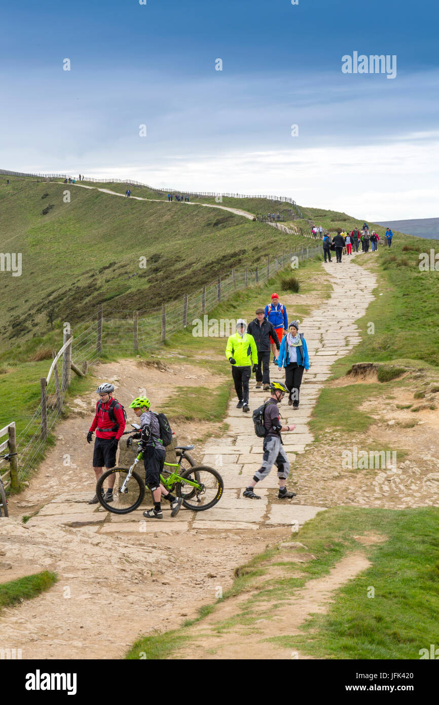 Un día ajetreado en la gran cresta entre Mam Tor y perder Hill - senderistas y ciclistas de montaña disfrute de un día en el Peak District, Derbyshire, Inglaterra, Reino Unido. Foto de stock