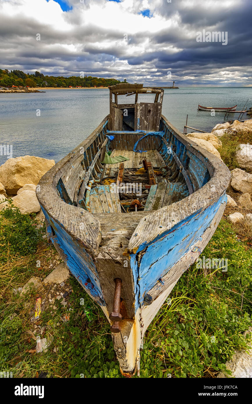 Embarcación pesquera de madera vieja abandonada en la playa Foto de stock