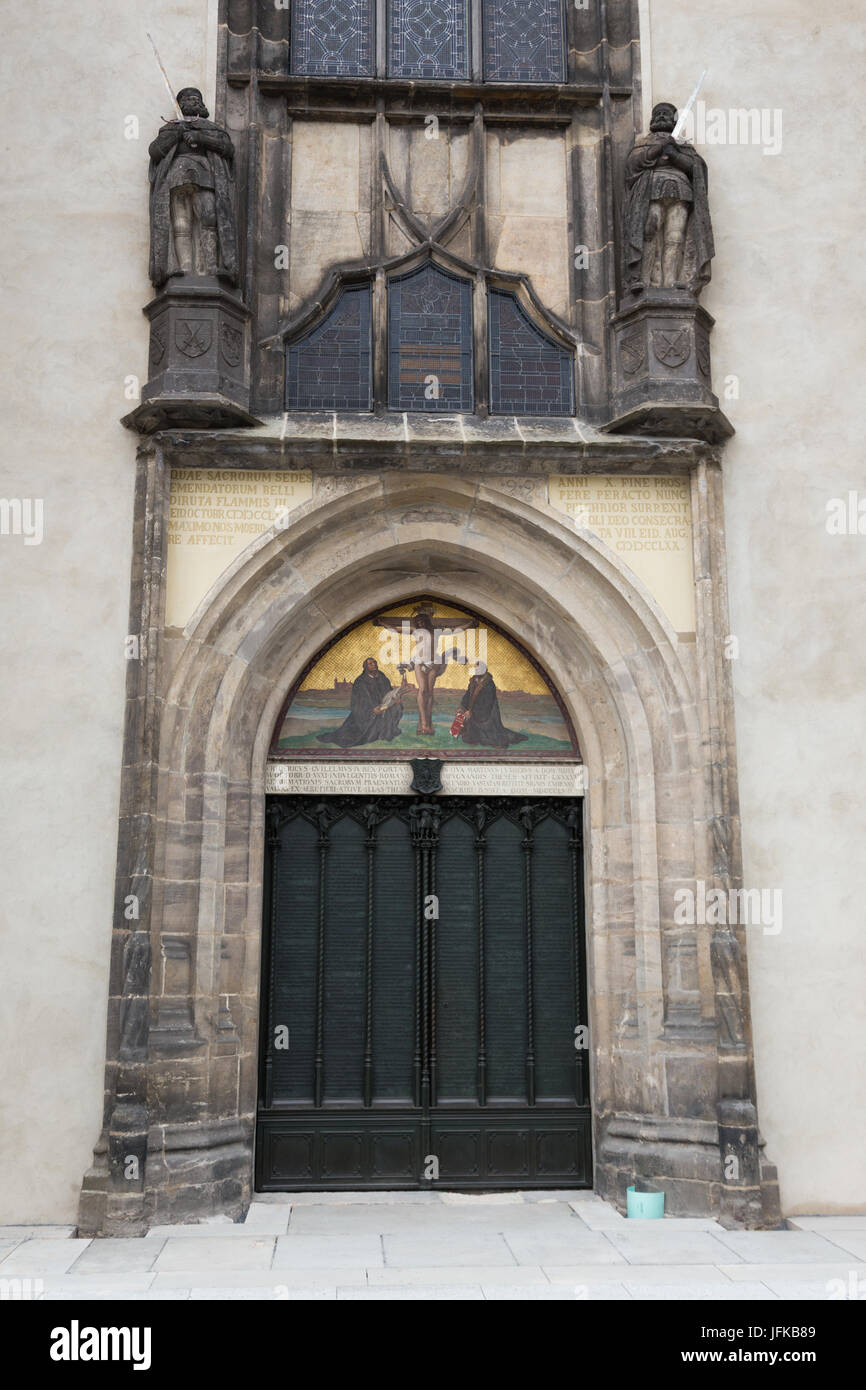 Puerta de la iglesia del castillo Foto de stock