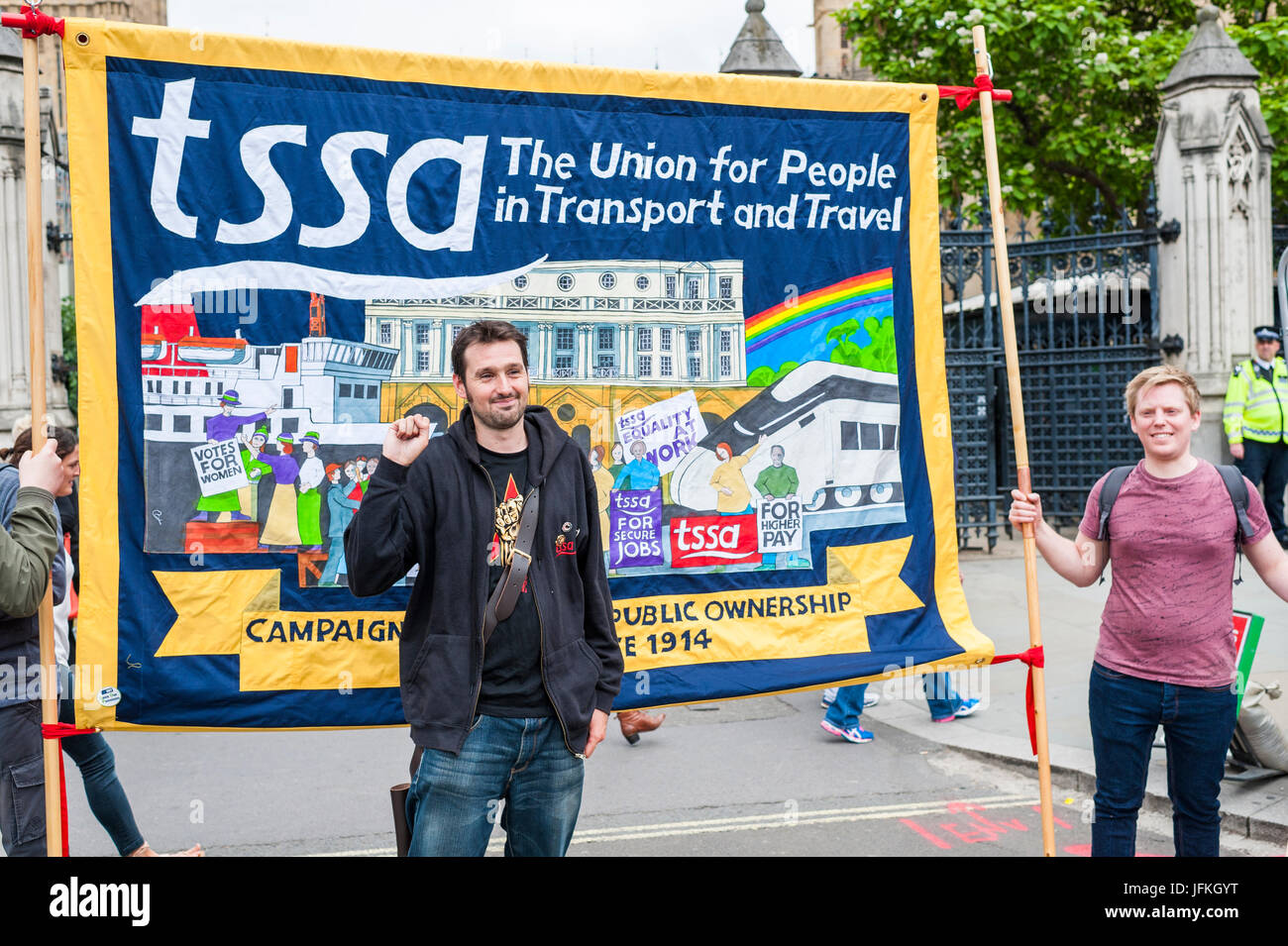 Londres, Reino Unido. Desde el 01 de julio, 2017. Los manifestantes llevan pancartas durante el "Ni un día más' de marzo pasado Piccadilly Circus el 1 de julio de 2017 en Londres, Inglaterra. Miles de manifestantes se unieron a la manifestación anti-Tory en la BBC Broadcasting House y marcharon hacia la Plaza del Parlamento. Los manifestantes estaban pidiendo que se ponga fin al Gobierno Conservador y las políticas de austeridad de crédito: onebluelight.com/Alamy Live News Foto de stock