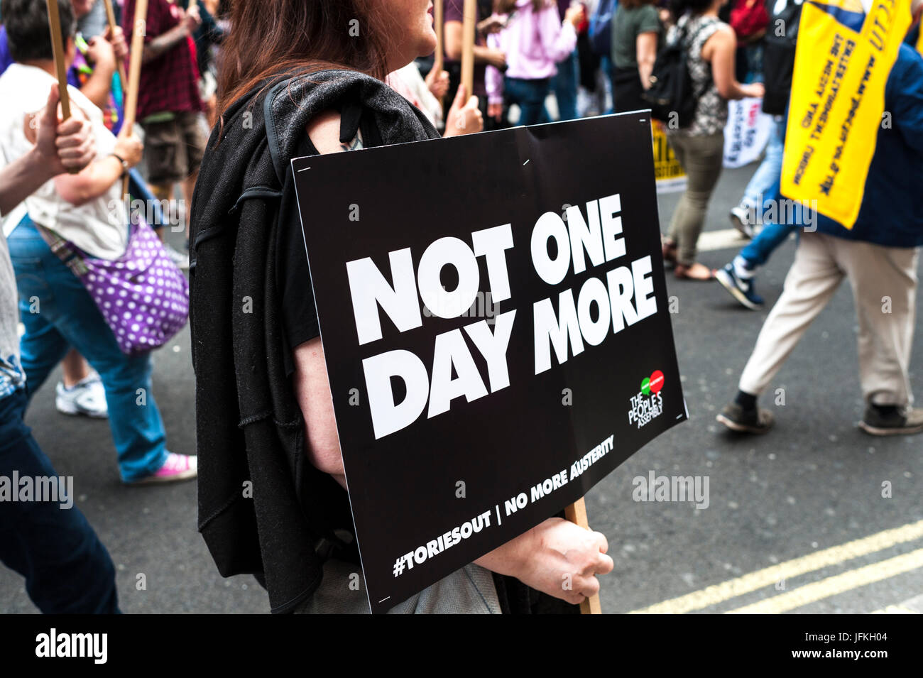 Londres, Reino Unido. Desde el 01 de julio, 2017. Los manifestantes llevan pancartas durante el "Ni un día más' de marzo pasado Piccadilly Circus el 1 de julio de 2017 en Londres, Inglaterra. Miles de manifestantes se unieron a la manifestación anti-Tory en la BBC Broadcasting House y marcharon hacia la Plaza del Parlamento. Los manifestantes estaban pidiendo que se ponga fin al Gobierno Conservador y las políticas de austeridad de crédito: onebluelight.com/Alamy Live News Foto de stock