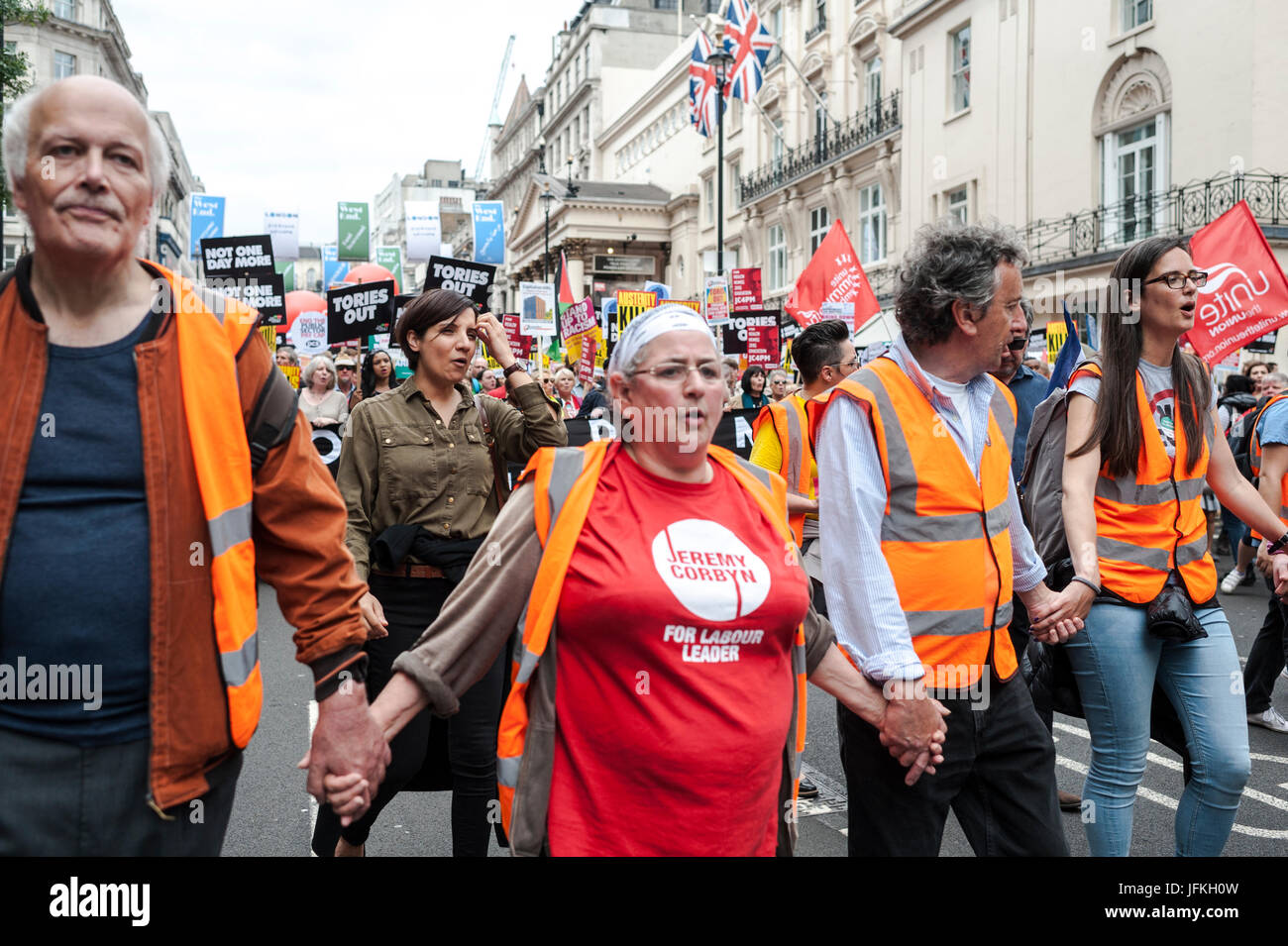 Londres, Reino Unido. Desde el 01 de julio, 2017. Los manifestantes llevan pancartas durante el "Ni un día más' de marzo pasado Piccadilly Circus el 1 de julio de 2017 en Londres, Inglaterra. Miles de manifestantes se unieron a la manifestación anti-Tory en la BBC Broadcasting House y marcharon hacia la Plaza del Parlamento. Los manifestantes estaban pidiendo que se ponga fin al Gobierno Conservador y las políticas de austeridad de crédito: onebluelight.com/Alamy Live News Foto de stock