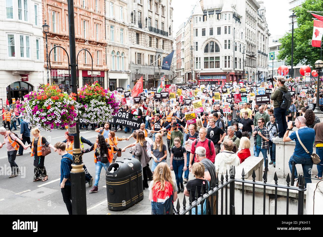 Londres, Reino Unido. Desde el 01 de julio, 2017. Los manifestantes llevan pancartas durante el "Ni un día más' de marzo pasado Piccadilly Circus el 1 de julio de 2017 en Londres, Inglaterra. Miles de manifestantes se unieron a la manifestación anti-Tory en la BBC Broadcasting House y marcharon hacia la Plaza del Parlamento. Los manifestantes estaban pidiendo que se ponga fin al Gobierno Conservador y las políticas de austeridad de crédito: onebluelight.com/Alamy Live News Foto de stock