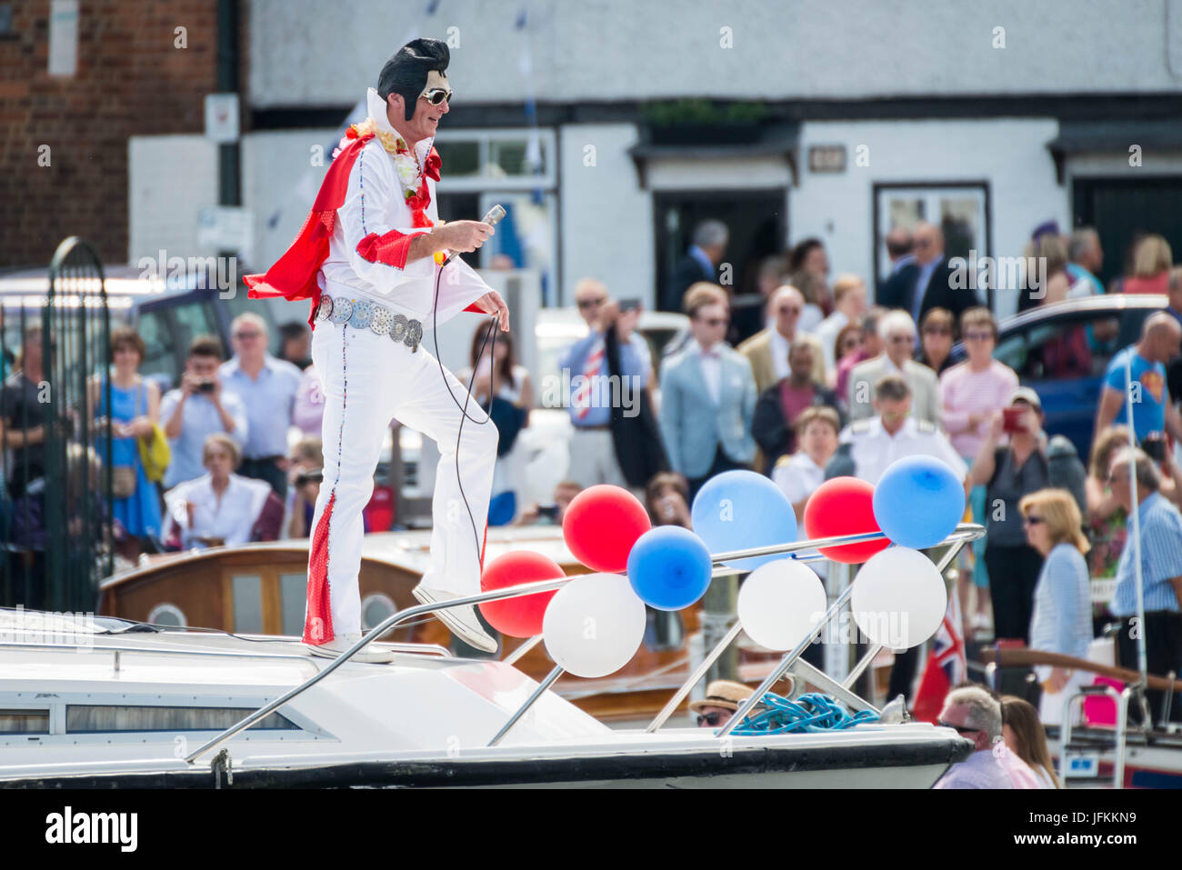En Henley-on-Thames, Oxfordshire, Reino Unido. El 1 de julio, 2017. Elvis homenajes al río durante la regata Henley Royal. Crédito: Guy Corbishley/Alamy Live News Foto de stock
