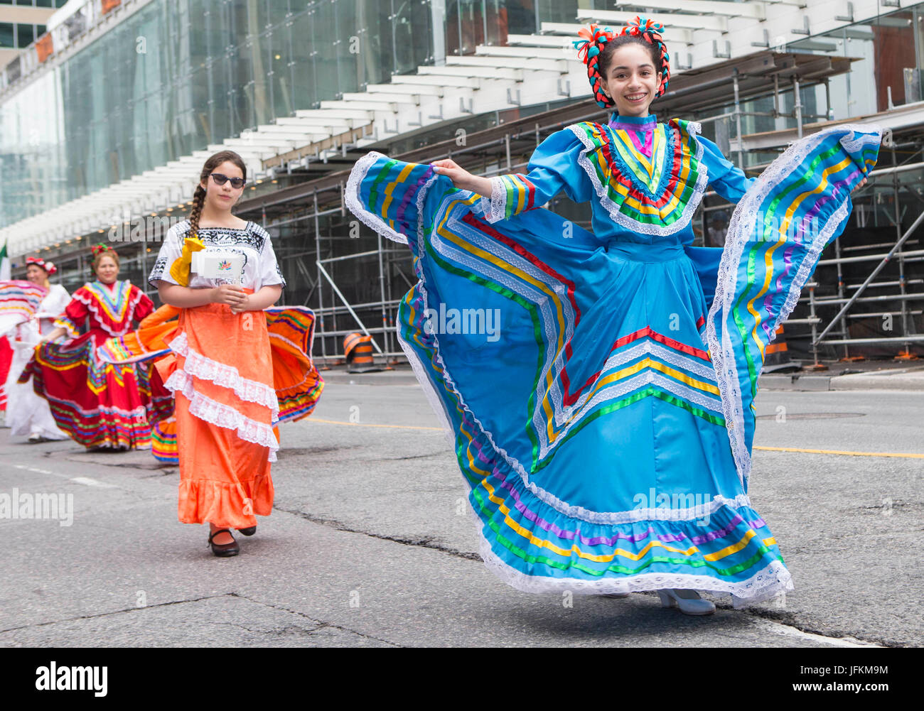 Toronto, Canadá. El 1 de julio, 2017. Un participante en traje tradicional  Mexicano realiza durante el 2017 Desfile del Día de Canadá, en Toronto,  Canadá, 1 de julio de 2017. Unos 1.500