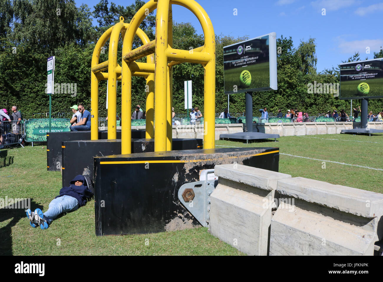 Londres, Reino Unido. El 2 de julio de 2017. La primera cola a los aficionados al tenis junto a las puertas de seguridad de metal con su equipo para acampar para hacer cola durante la noche para Wimbledon boletos Crédito: amer ghazzal/Alamy Live News Foto de stock