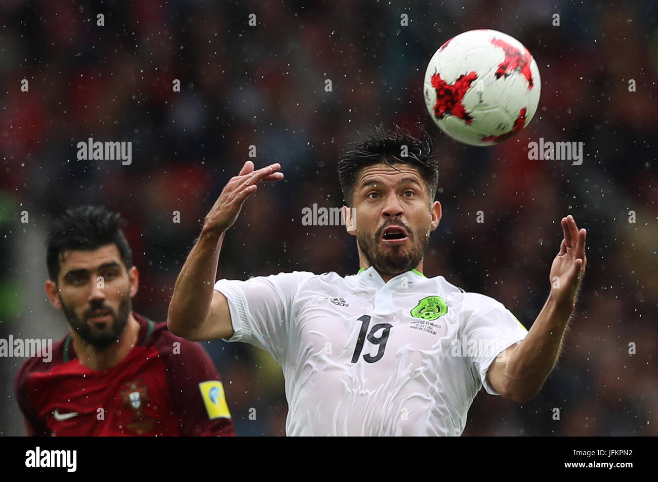 Moscú, Rusia. 02Nd Julio, 2017. Moscú, Rusia. 02Nd Julio, 2017. La mexicana  Oribe Peralta (R) y del portugués Luis Neto, lucha por el balón en la Copa  FIFA Confederaciones 2017 el tercer