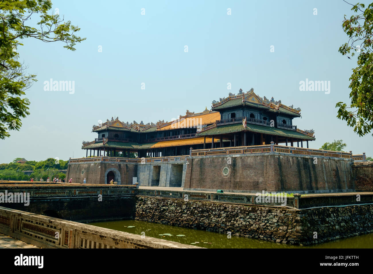Edificio de mármol, el puente y el lago en los terrenos de la Ciudadela, Hue, Vietnam Foto de stock