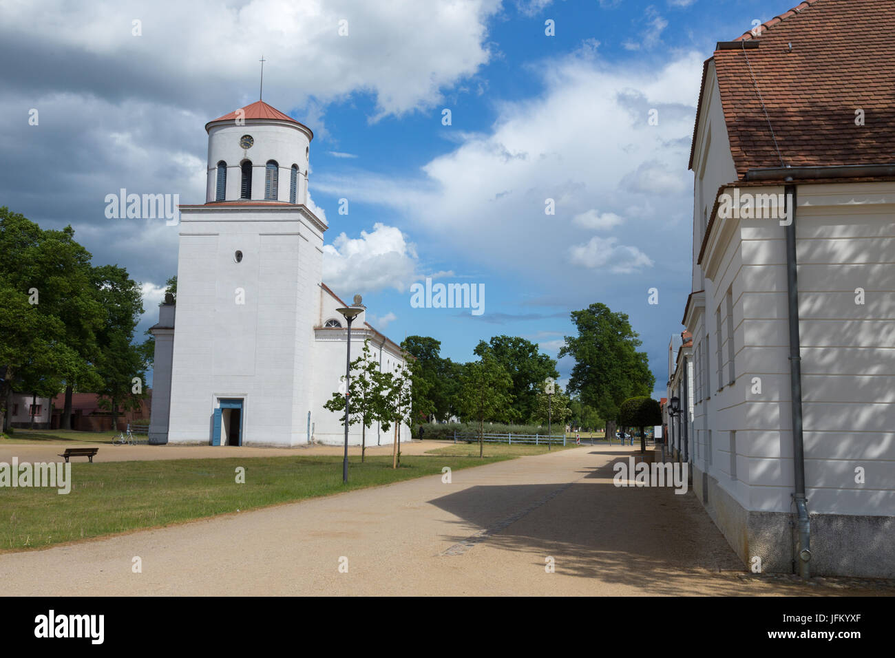 Iglesia blanca y ruta Foto de stock