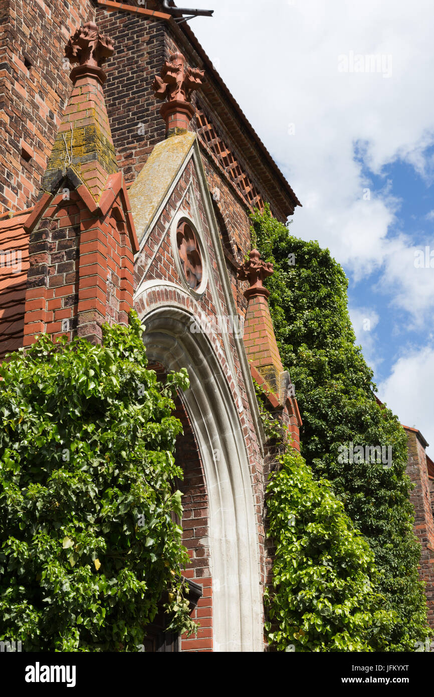 Ivy en la puerta de la iglesia Foto de stock