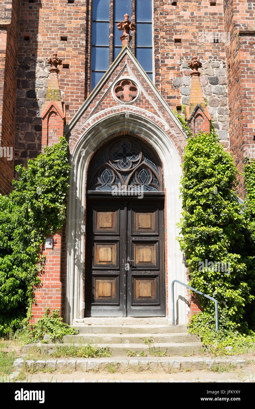 La puerta de la iglesia y las escaleras. Foto de stock