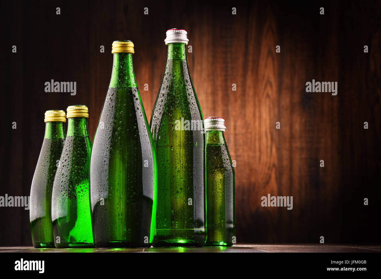 Composición con las botellas de vidrio de agua mineral. Foto de stock