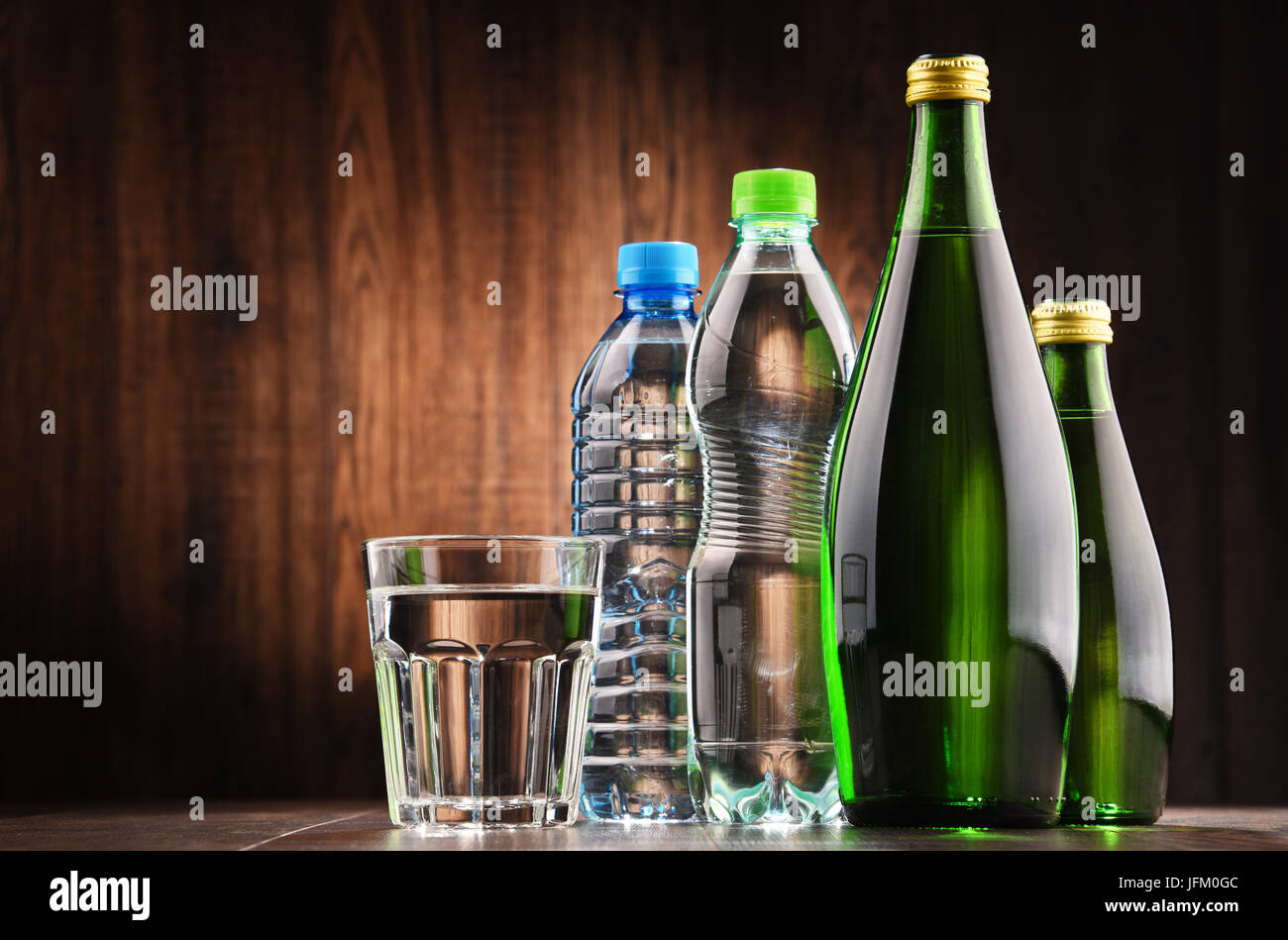 Composición con vidrio y botellas de agua mineral. Foto de stock