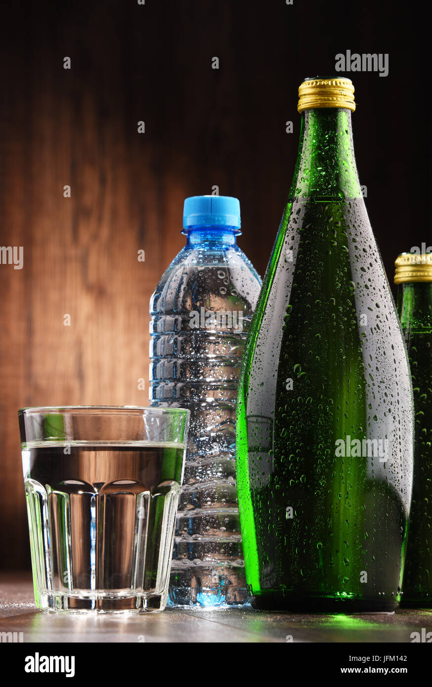 Composición con vidrio y botellas de agua mineral. Foto de stock