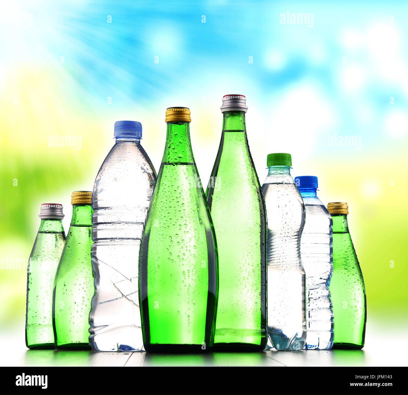 Diferentes tipos de botellas de agua mineral. Foto de stock