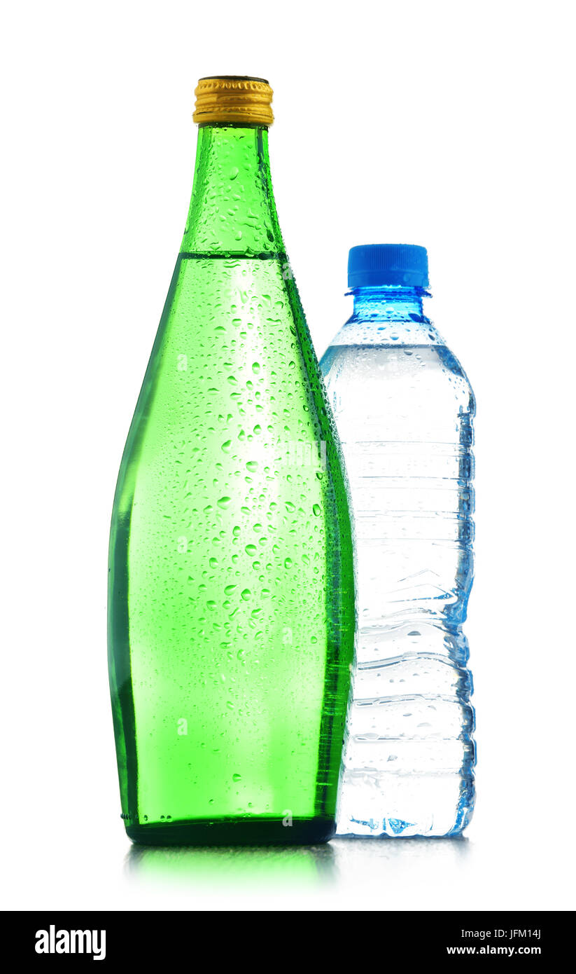 Dos botellas de agua mineral aislado sobre fondo blanco. Foto de stock