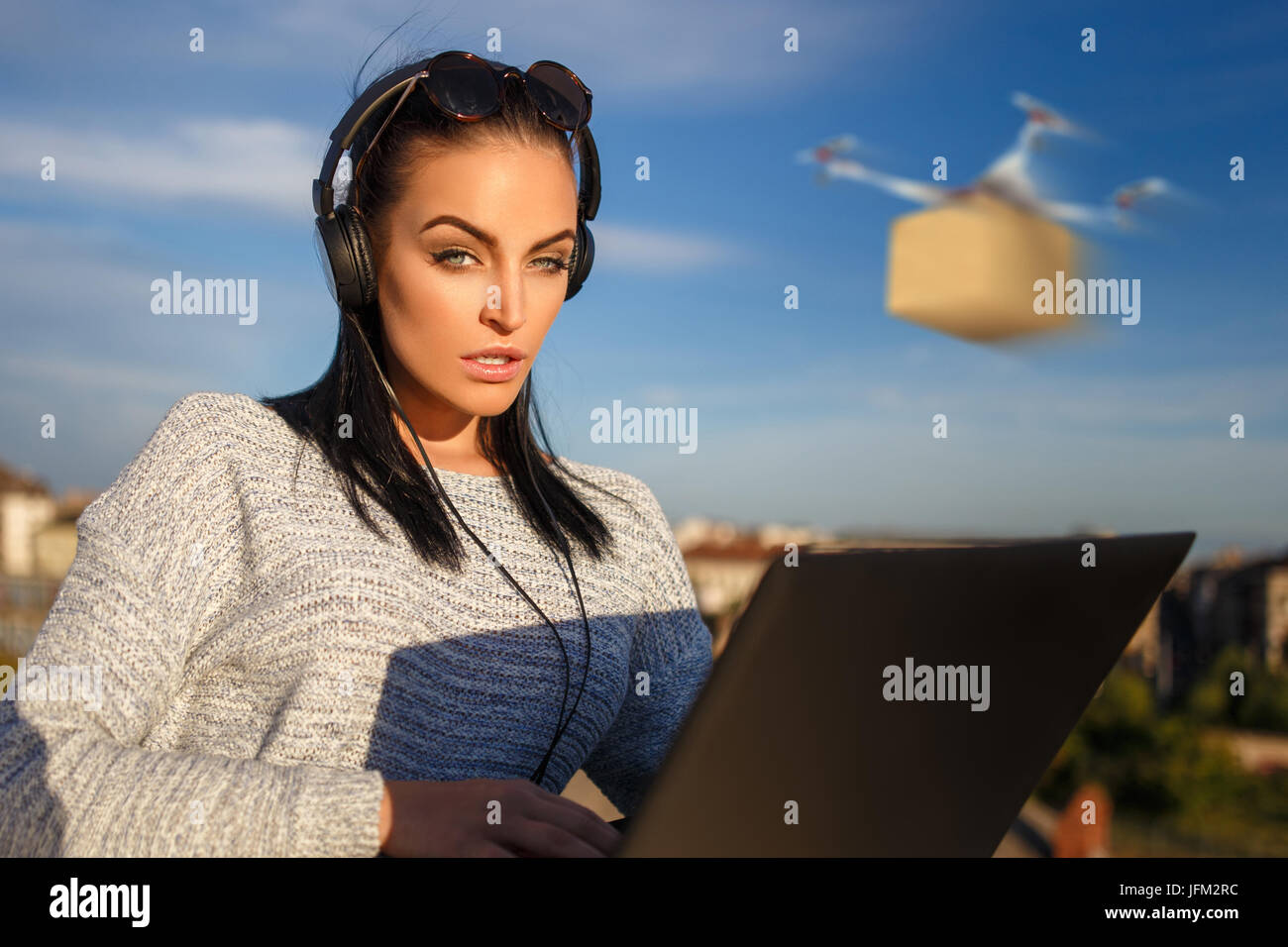 Mujer ordenar por tablet online con entrega drone Foto de stock