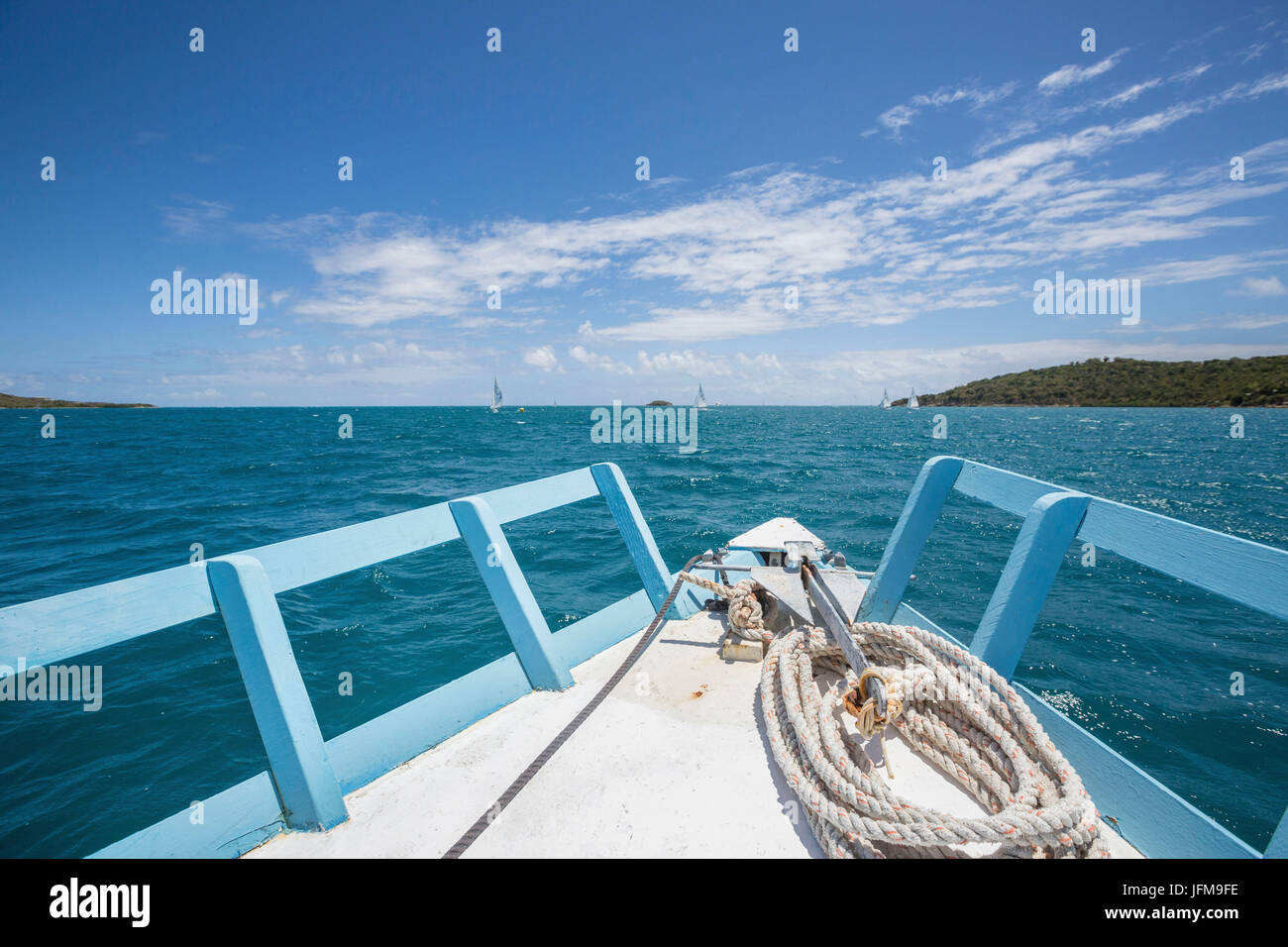 Barcos en las aguas color turquesa del Mar Caribe Isla verde isla de sotavento de Antigua y Barbuda Antillas Foto de stock