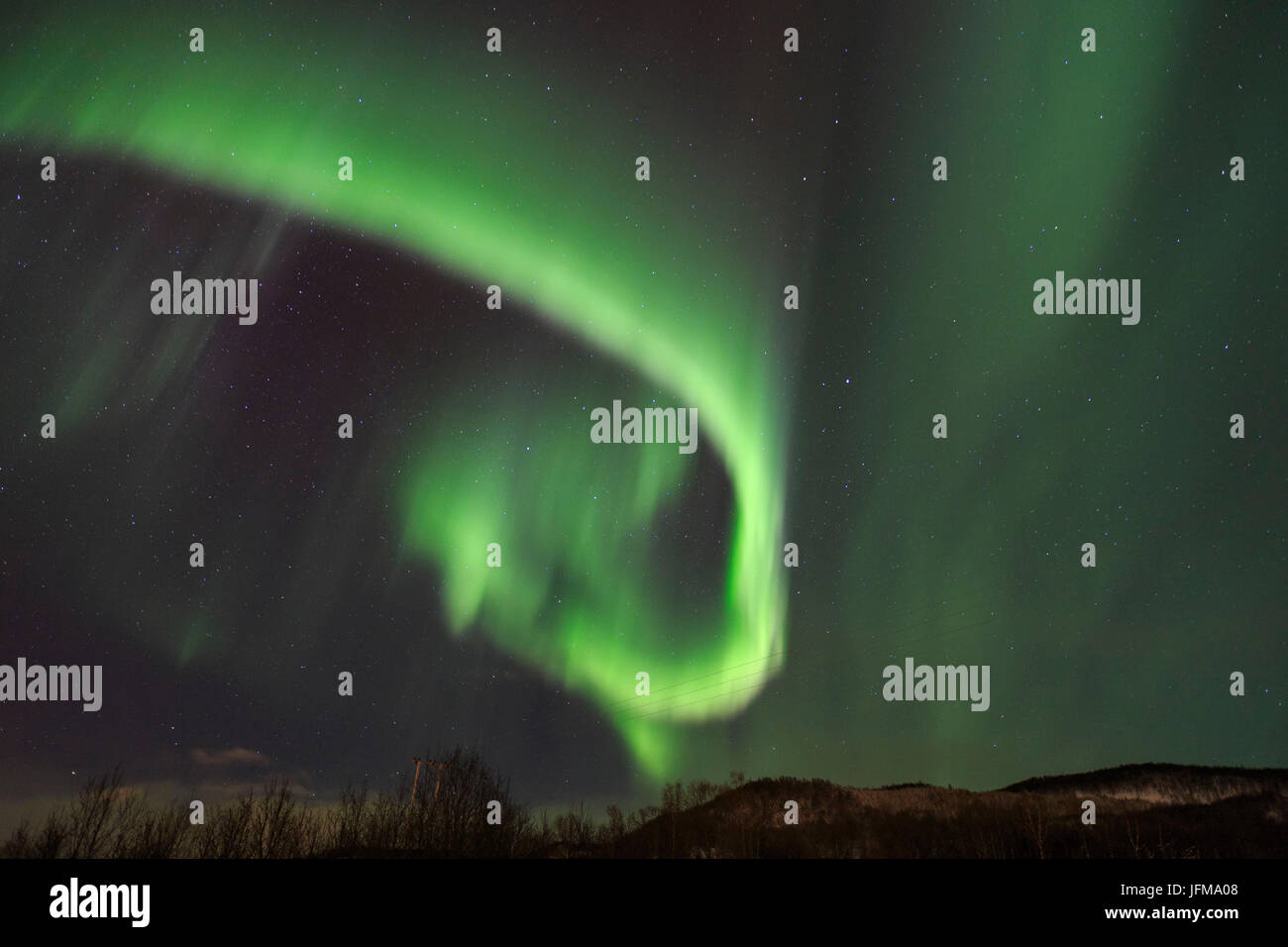 Las luces del norte ponga en una pantalla en el cielo nocturno, Noruega Foto de stock