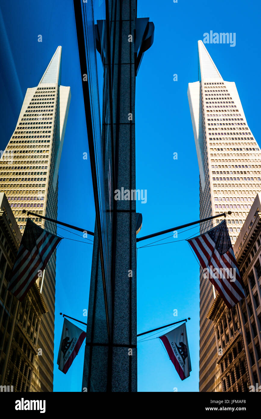 San Francisco, California, EE.UU., el edificio Pirámide Transamérica reflexionado con American y Californian banderas, Foto de stock