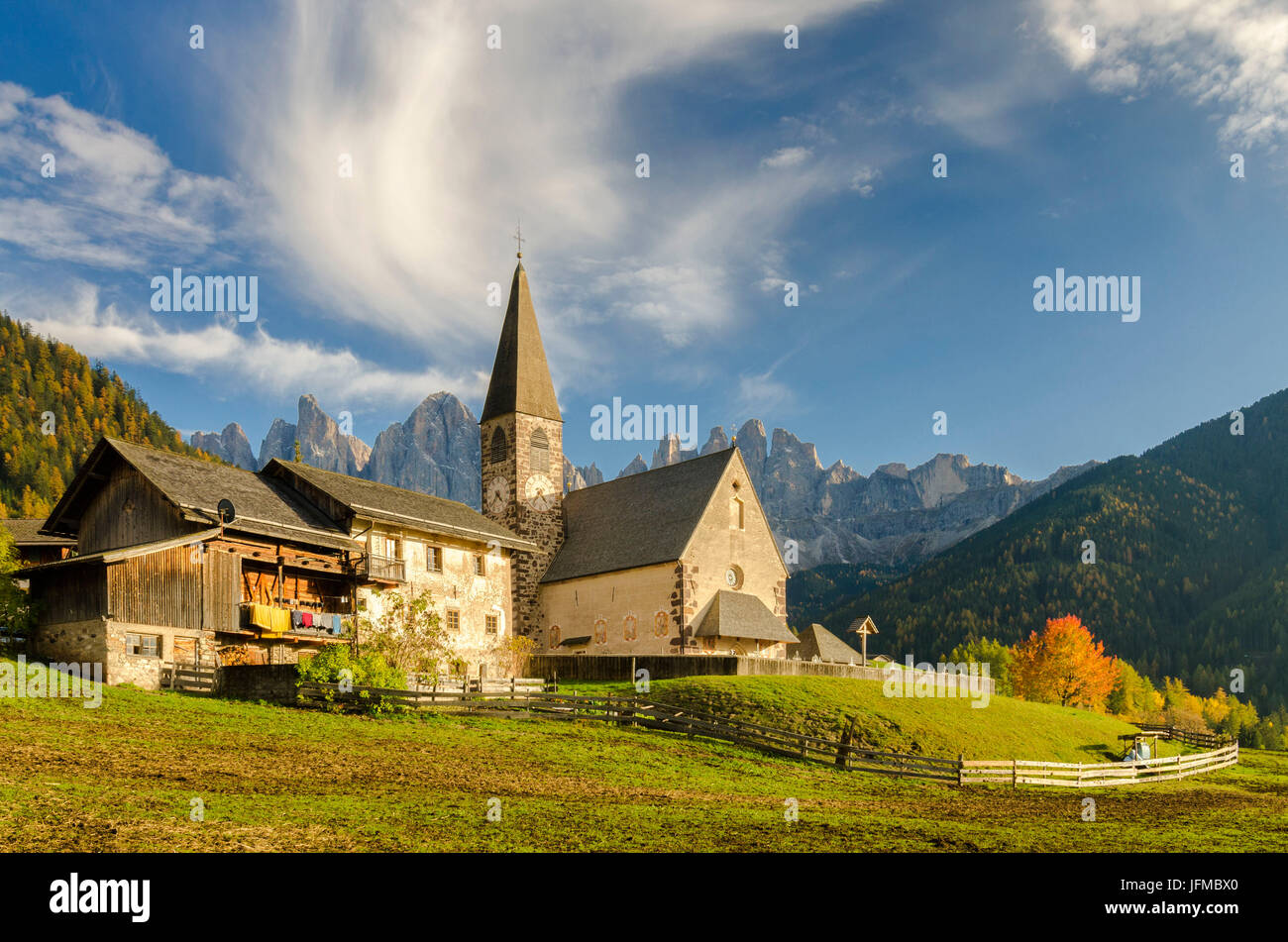 Iglesia de Santa Magdalena, Funes Valle, Trentino Alto Adige, Italia, Foto de stock