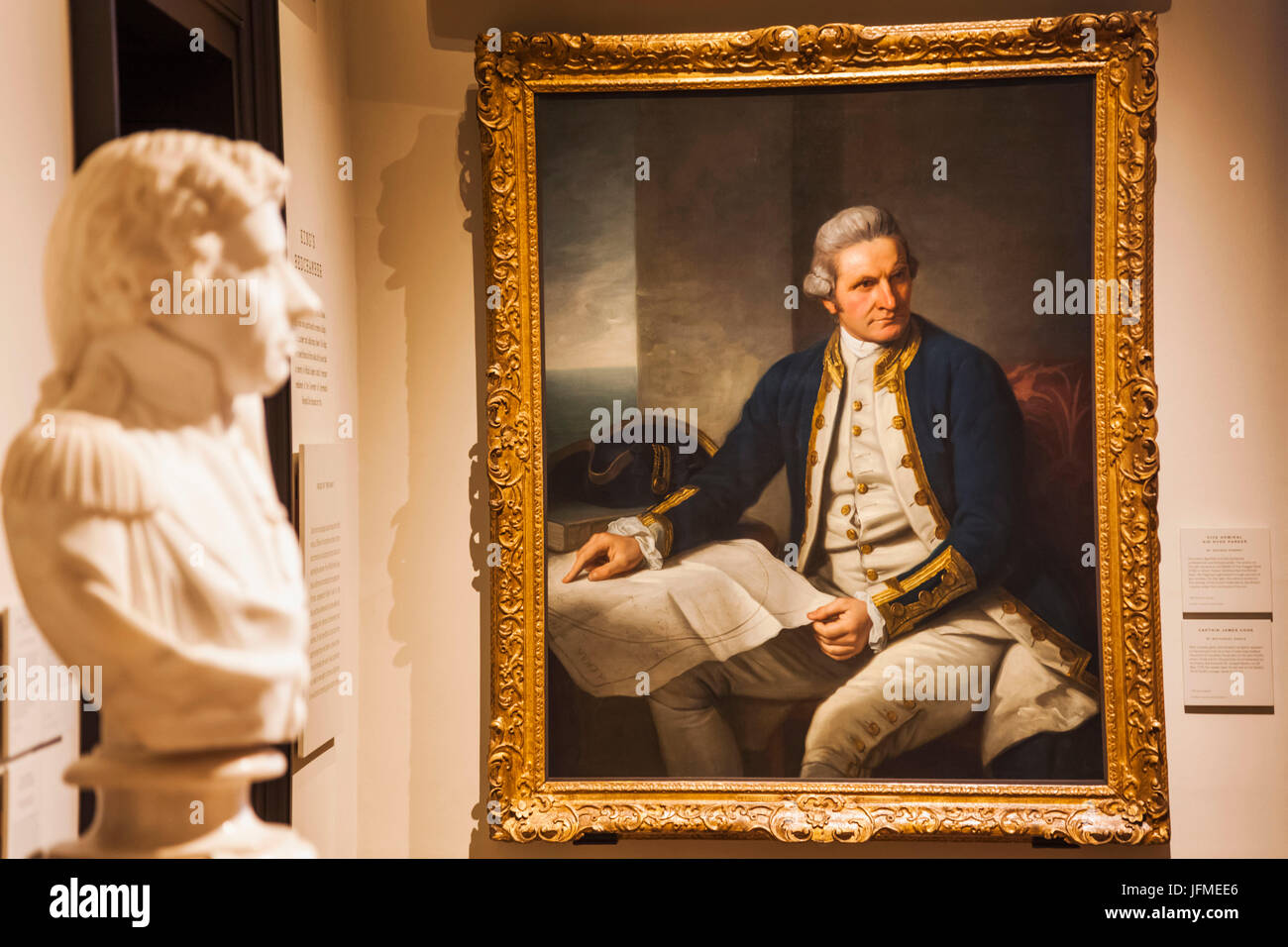 Inglaterra, Londres, Greenwich, el Queen's House, busto de Horatio Nelson y el retrato del Capitán James Cook. Foto de stock