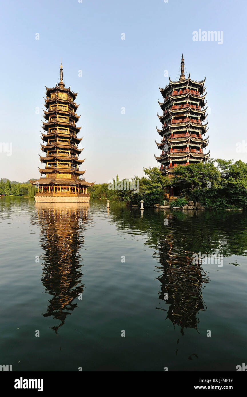 China, la provincia de Guangxi, Guilin, Doble Pagoda junto al lago Shan Foto de stock