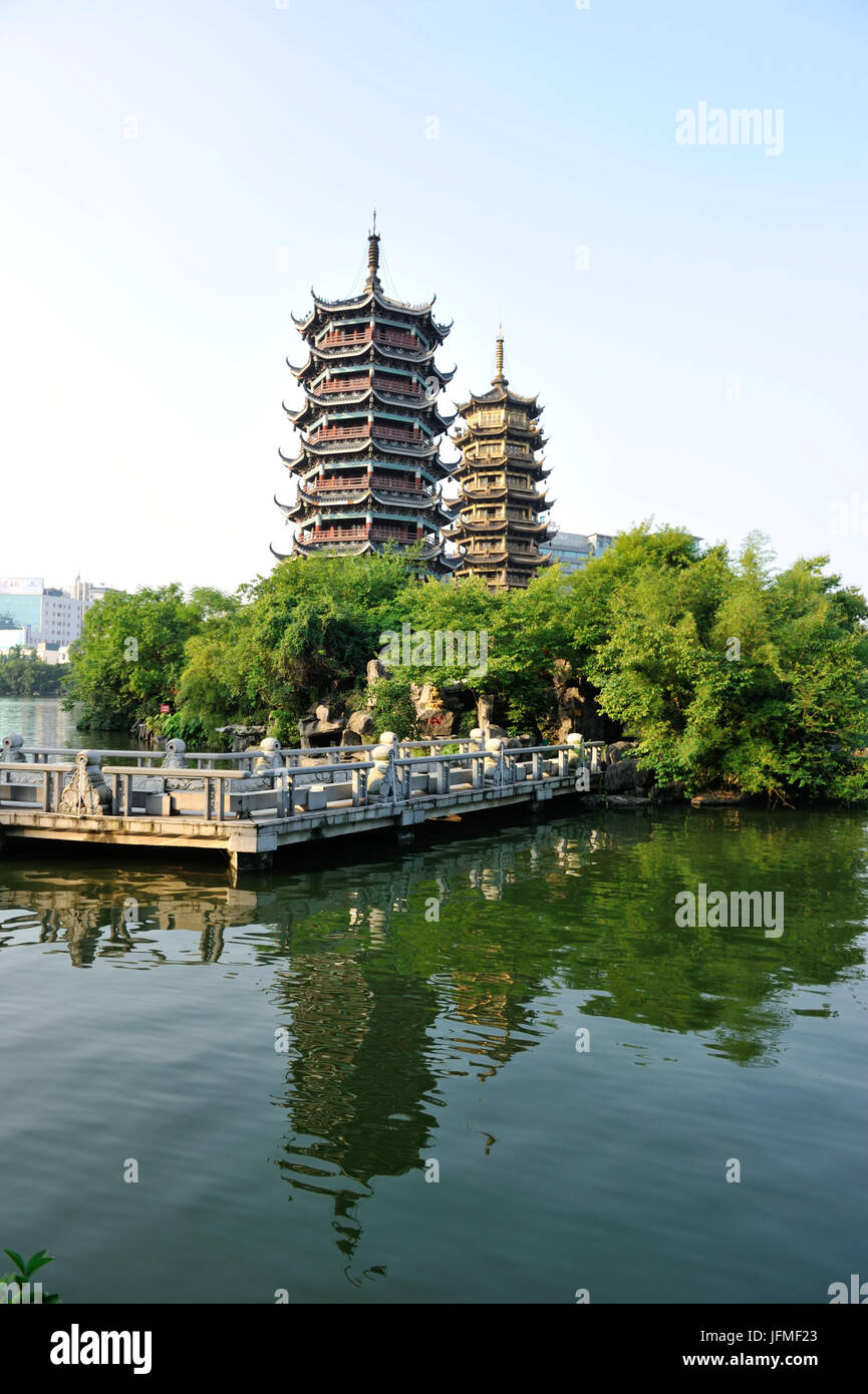 China, la provincia de Guangxi, Guilin, Doble Pagoda junto al lago Shan Foto de stock