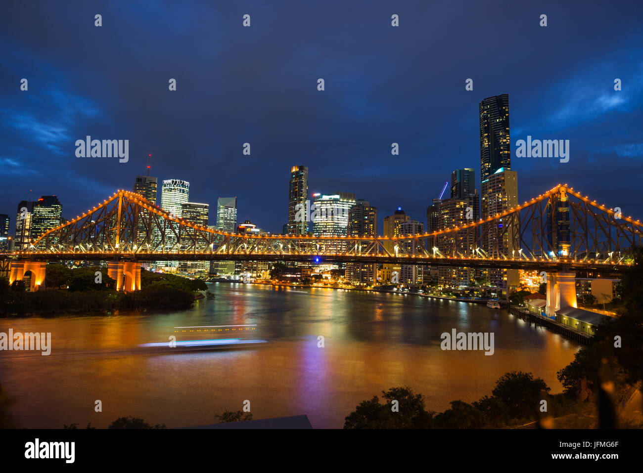 Story Bridge iluminado después de anochecer, Brisbane, Australia Foto de stock