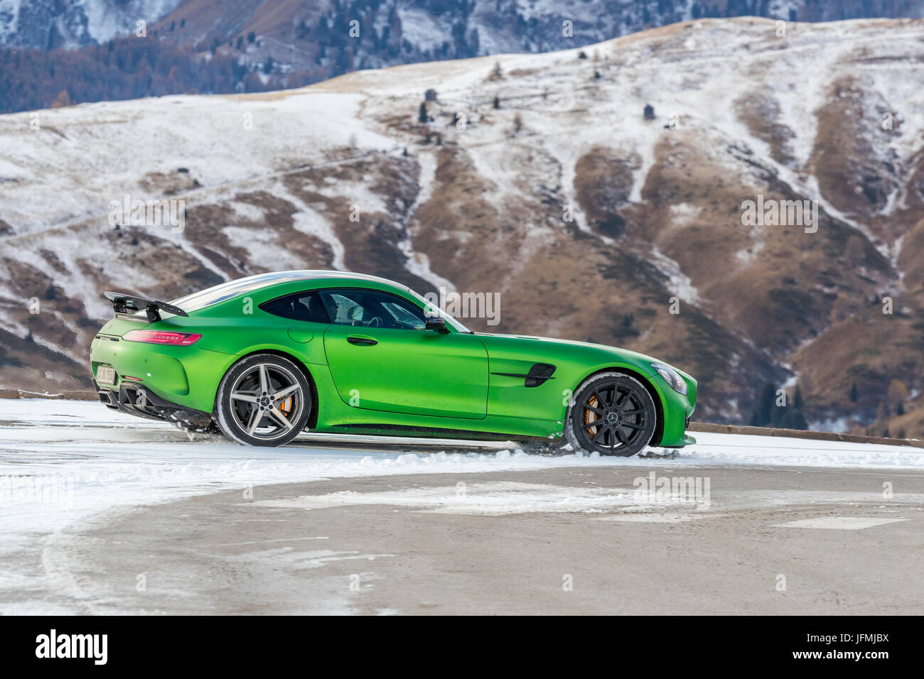 Mercedes-AMG GT en Passo Giau, Cortina D'Ampezzo, provincia de Belluno, región de Véneto, Italia, Europa. Foto de stock