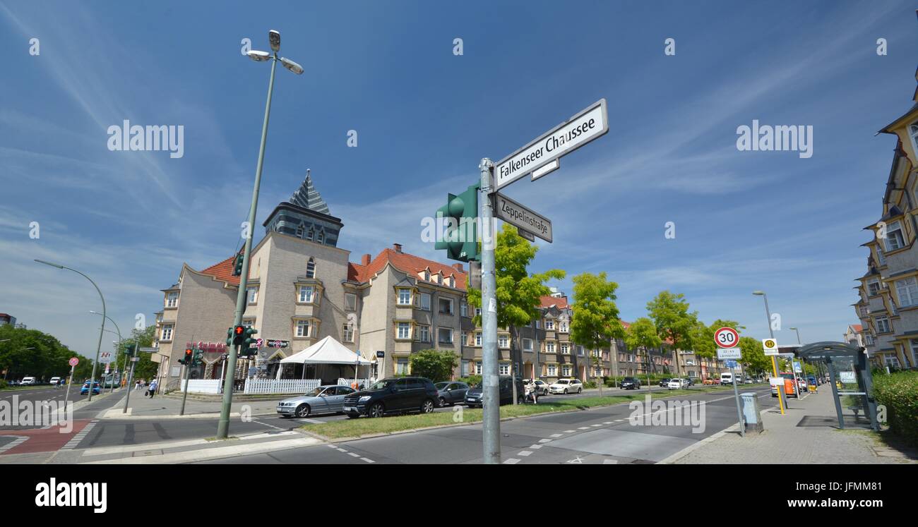 Calles Impresiones de Berlín Spandau (cruce con Zeppelinstrasse Falkenseer Chaussee) a partir del 15 de junio de 2017, Alemania Foto de stock