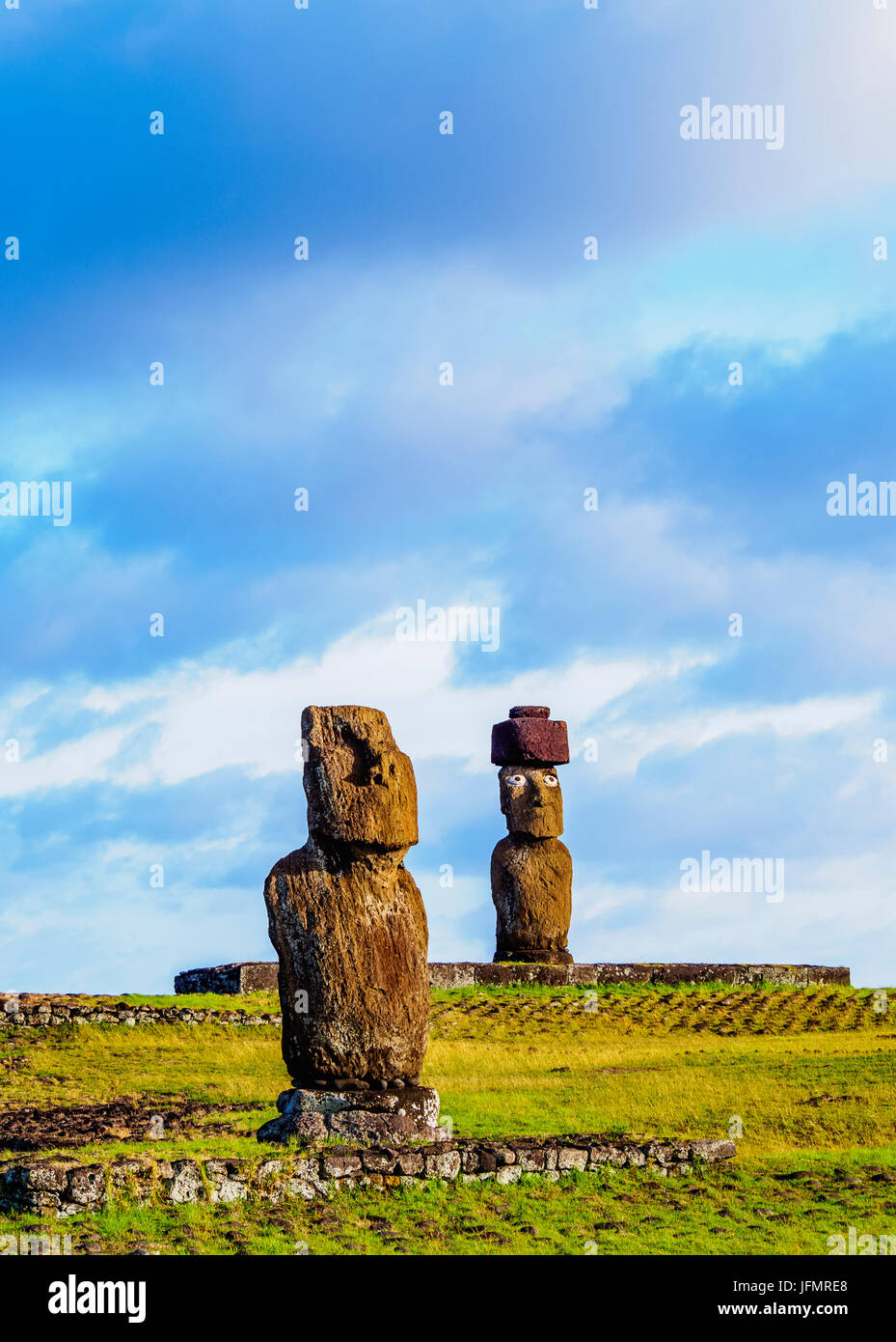 Moais en el complejo arqueológico de Tahai, el Parque Nacional Rapa Nui, Isla de Pascua, Chile Foto de stock