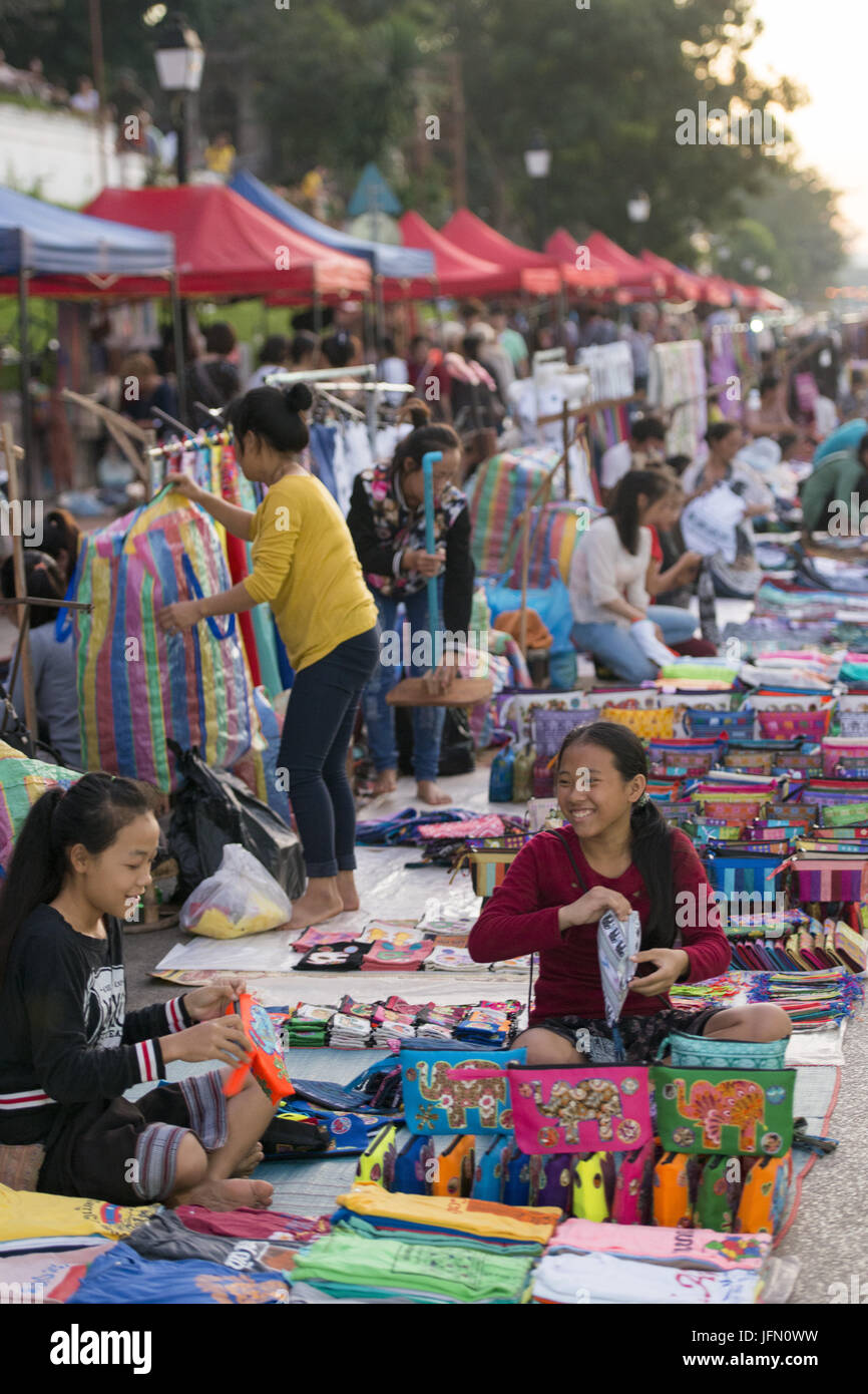 LAOS LUANG PRABANG NIGHTMARKET ARTESANÍA Foto de stock