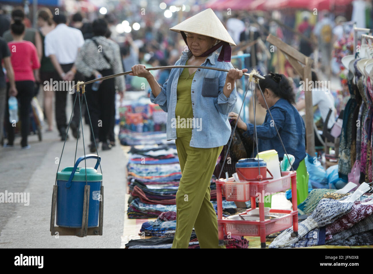 LAOS LUANG PRABANG NIGHTMARKET ARTESANÍA Foto de stock