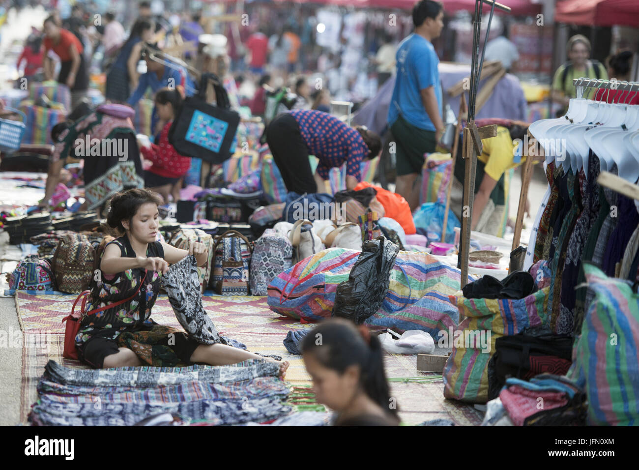 LAOS LUANG PRABANG NIGHTMARKET ARTESANÍA Foto de stock