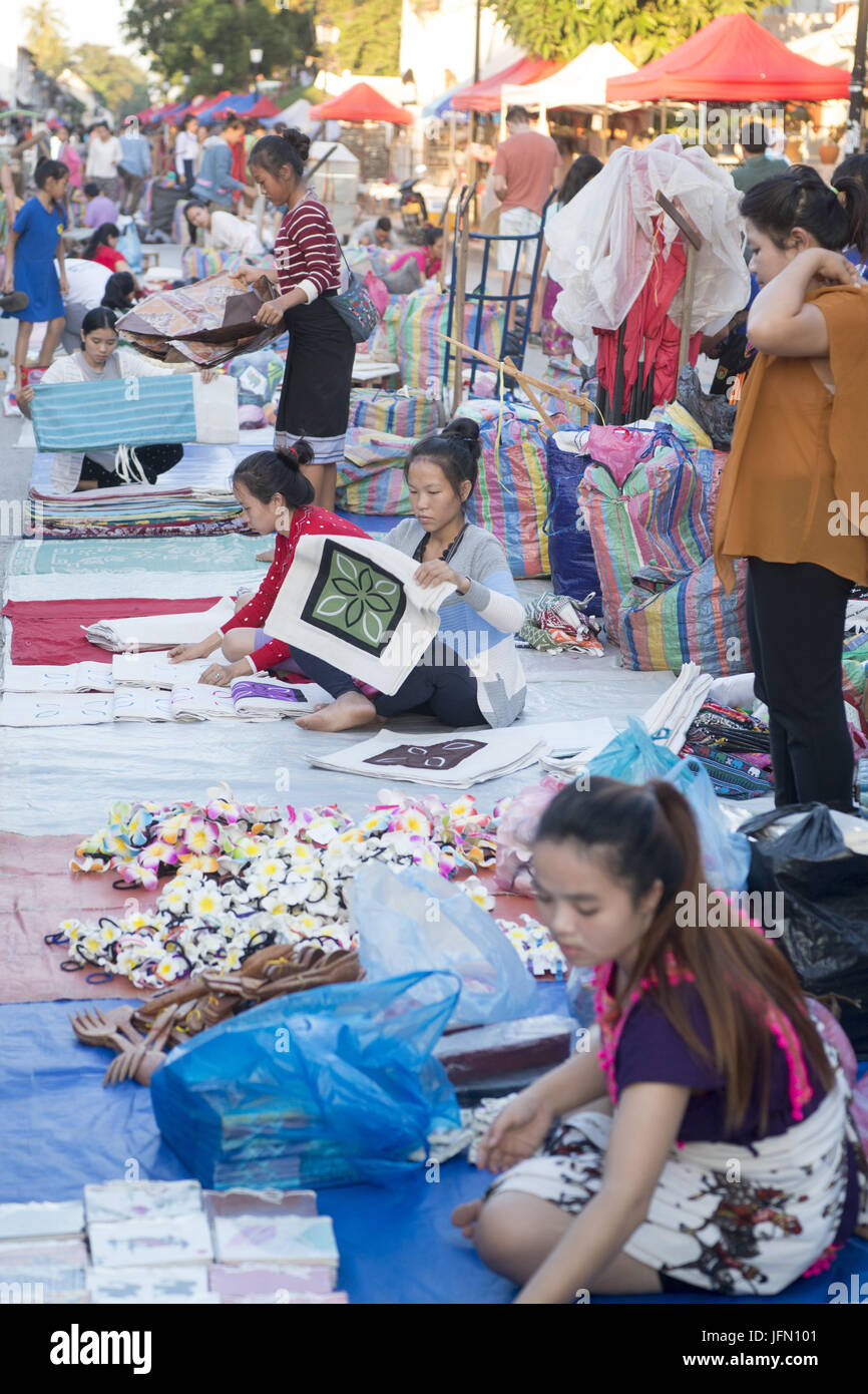 LAOS LUANG PRABANG NIGHTMARKET ARTESANÍA Foto de stock